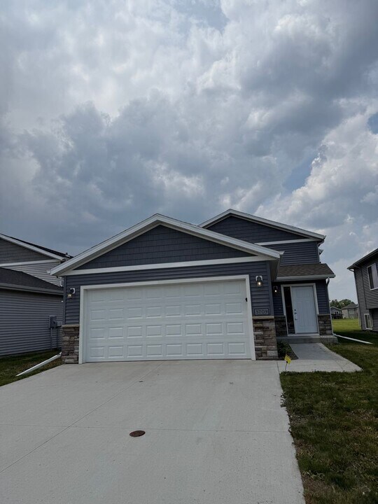 3709 32nd St S in Moorhead, MN - Building Photo