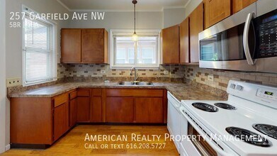 257 Garfield Ave NW in Grand Rapids, MI - Building Photo - Building Photo