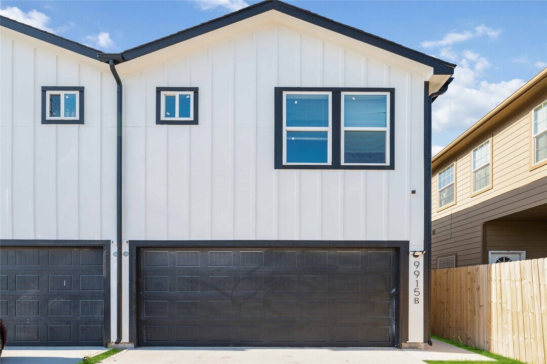 9915 Porto Rico Rd in Houston, TX - Foto de edificio