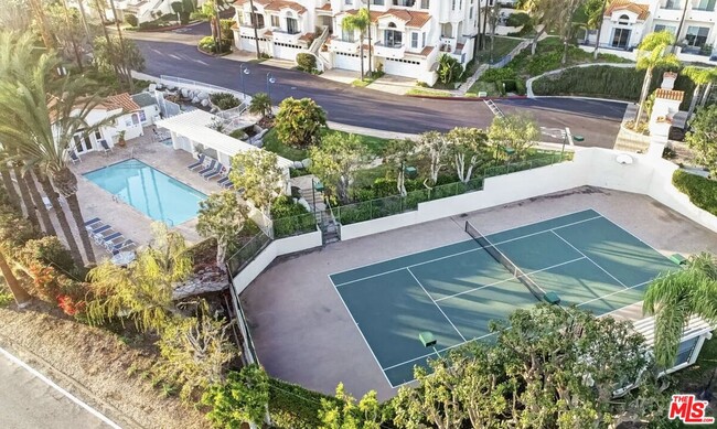 6471 Zuma View Pl in Malibu, CA - Building Photo - Building Photo