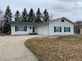 1120 Lewis Ave SW in Hutchinson, MN - Building Photo