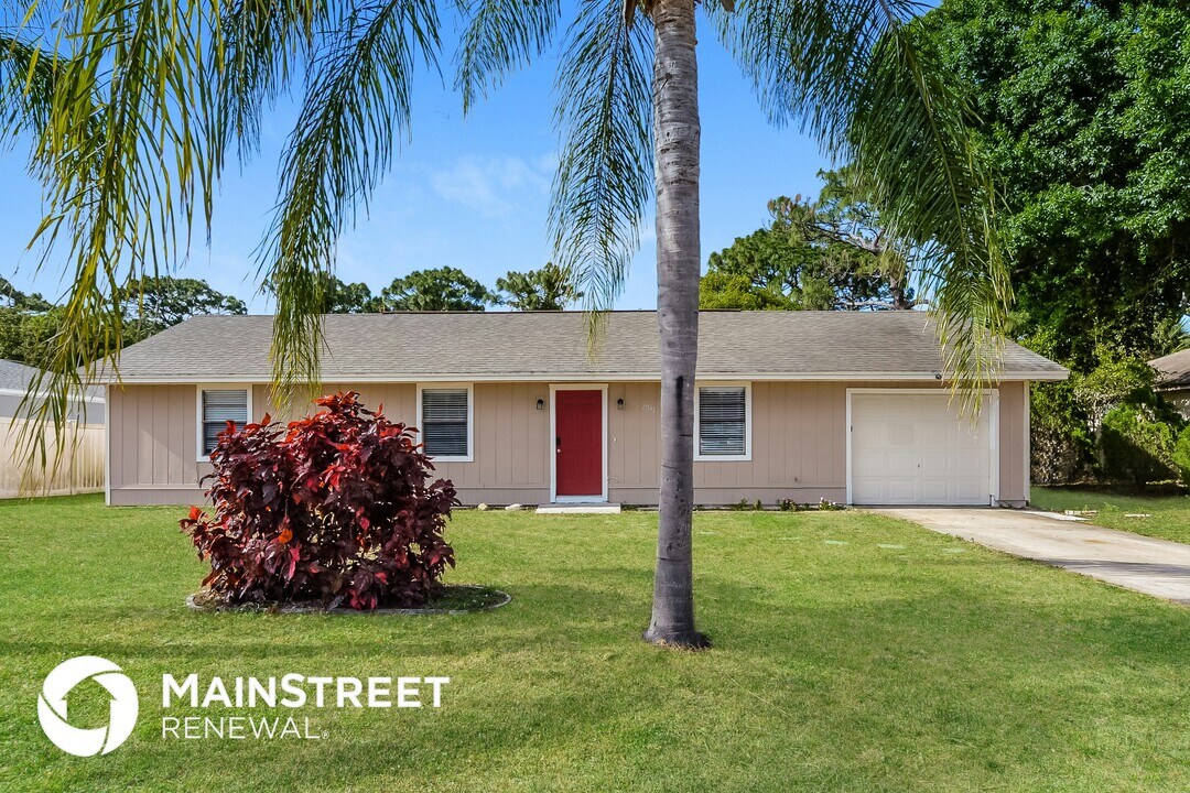 2097 Fallon Blvd NE in Palm Bay, FL - Foto de edificio