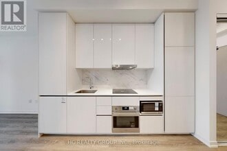 8 Interchange Wy in Vaughan, ON - Building Photo - Building Photo