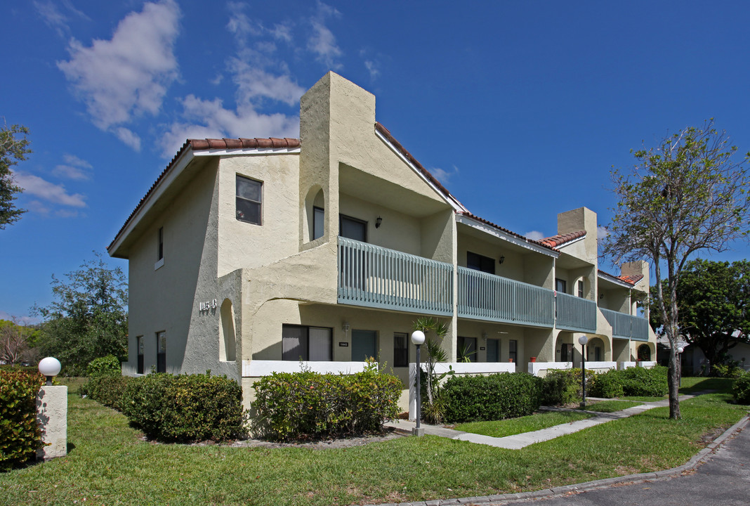 Royal Palm Townhomes in Coral Springs, FL - Building Photo