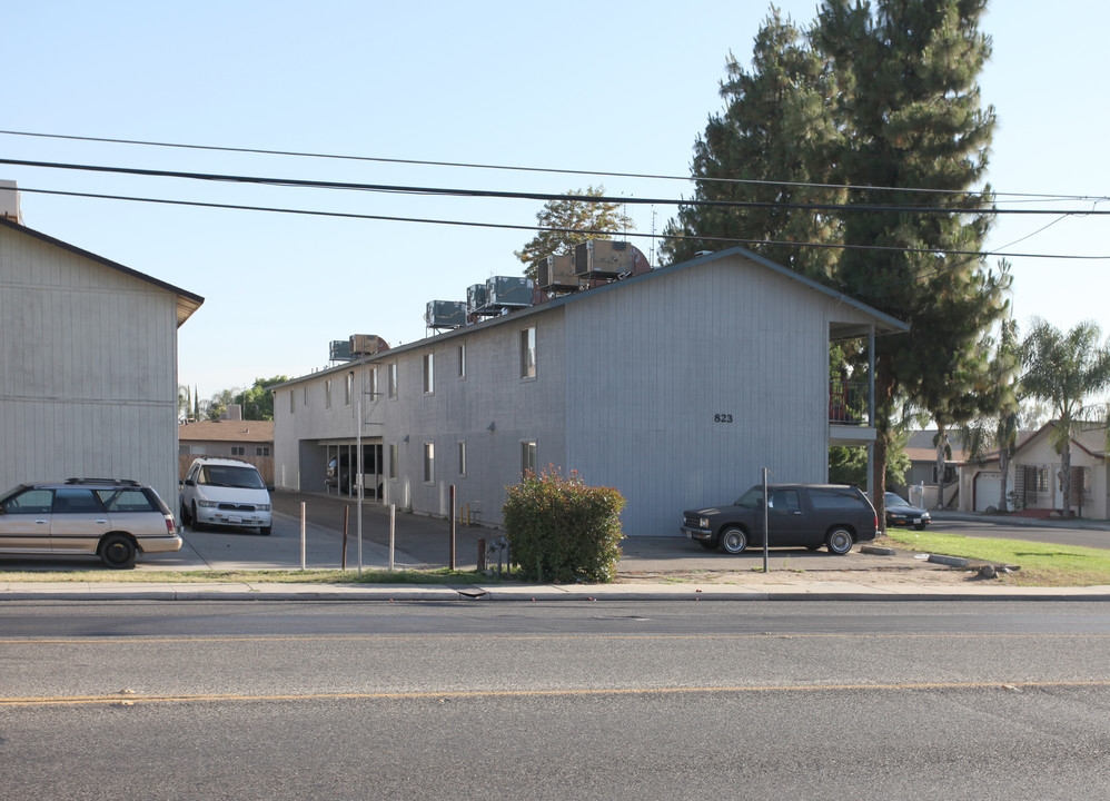 823 W El Monte Way in Dinuba, CA - Building Photo