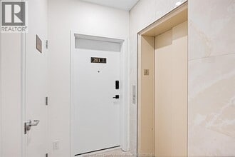 215 Lesperance Rd in Tecumseh, ON - Building Photo - Building Photo