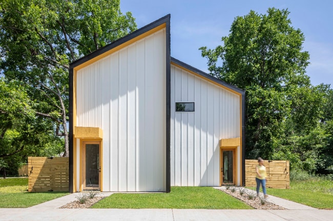 property at 605 E 7th St