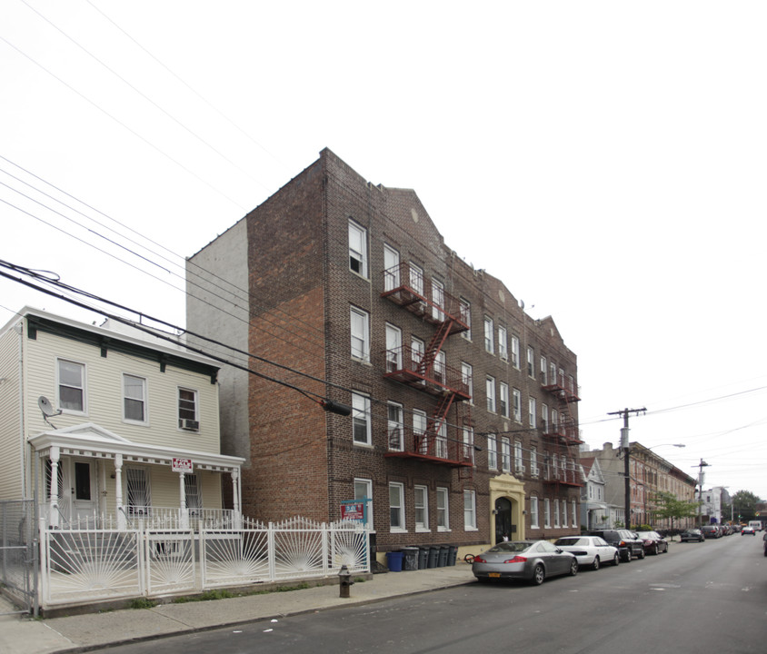 Lincoln Court in Brooklyn, NY - Building Photo