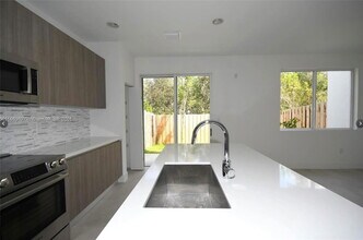10259 NW 72nd Ln in Doral, FL - Building Photo - Building Photo
