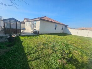 1221 Chula Vista Ave in Arvin, CA - Foto de edificio - Building Photo