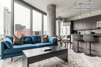 730 W Couch Pl in Chicago, IL - Building Photo - Building Photo