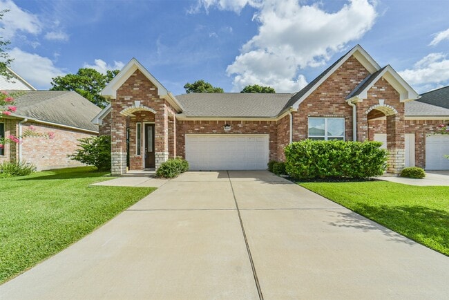 property at 10334 Solitaire Cir