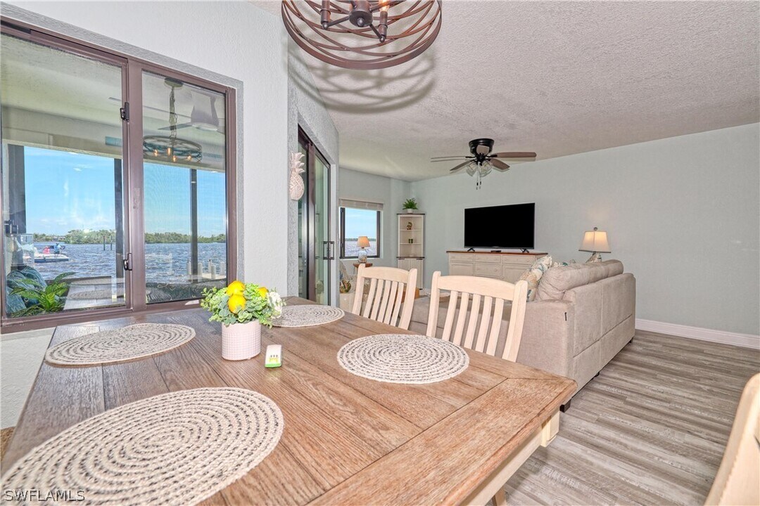 898 Buttonwood Dr in Fort Myers Beach, FL - Building Photo