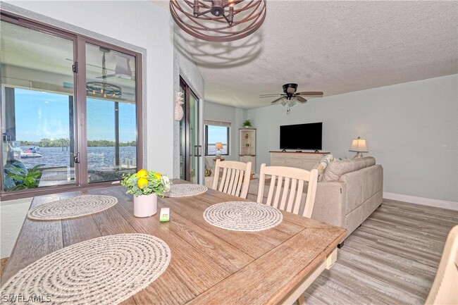 898 Buttonwood Dr in Fort Myers Beach, FL - Foto de edificio - Building Photo