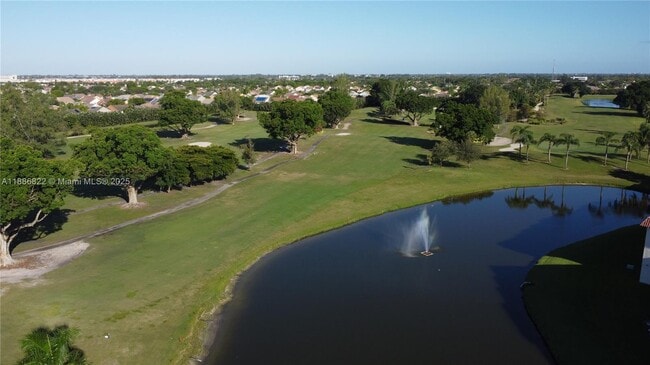 9820 S Hollybrook Lake Dr in Pembroke Pines, FL - Foto de edificio - Building Photo