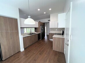 10201 NW 56th St in Doral, FL - Building Photo - Building Photo
