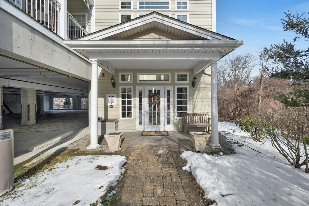 353 Chappaqua Rd in Briarcliff Manor, NY - Building Photo