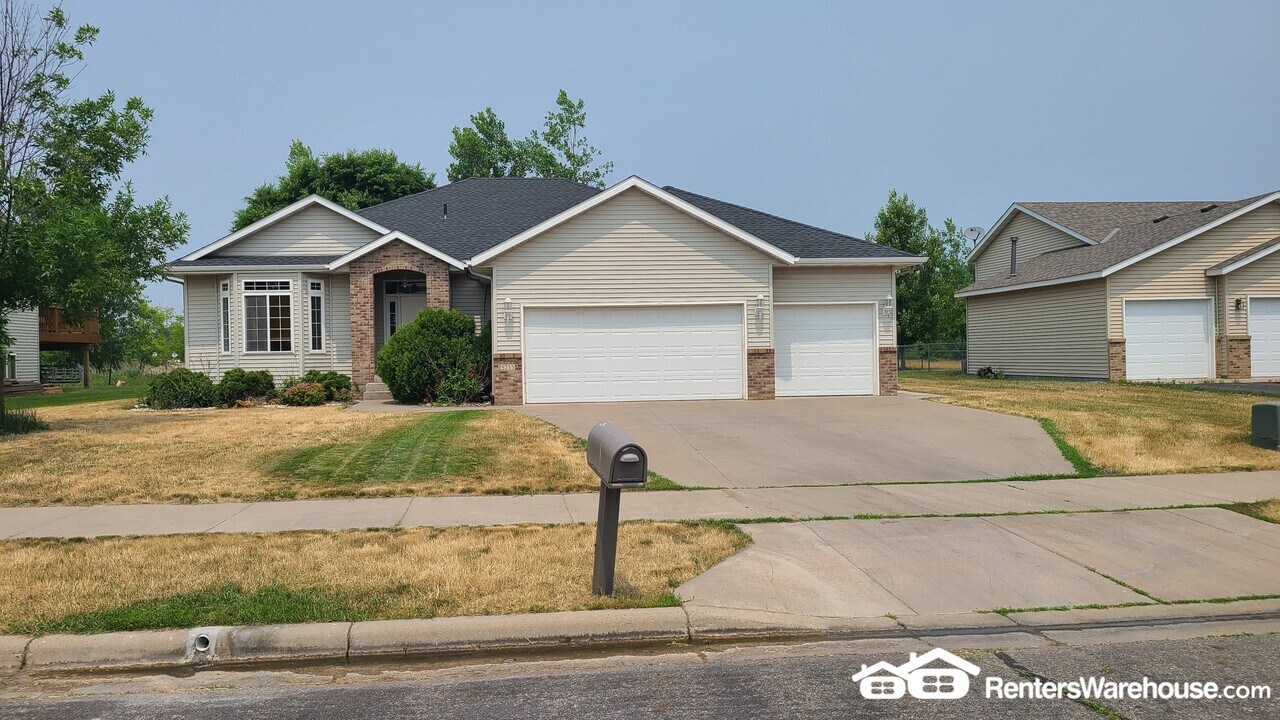 5255 Center St in St. Cloud, MN - Building Photo