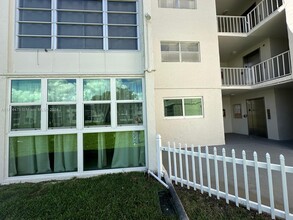 8450 Sunrise Lakes Blvd in Sunrise, FL - Foto de edificio - Building Photo