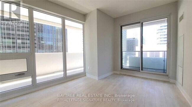 2221 Yonge St in Toronto, ON - Building Photo - Building Photo