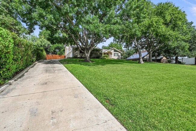 4213 Village Green Dr in Irving, TX - Foto de edificio - Building Photo