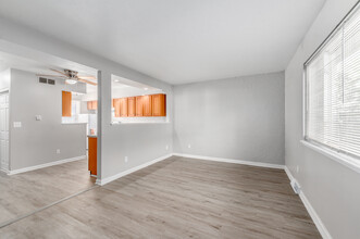 Sunset Townhouses in Elyria, OH - Building Photo - Interior Photo