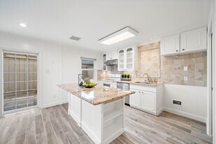 6434 Burgoyne Rd in Houston, TX - Building Photo