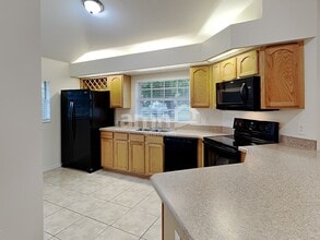 4611 Treasure Cay Rd in Tavares, FL - Foto de edificio - Building Photo