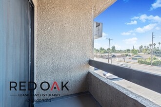 8614 Woodley Ave, Unit 218 in Los Angeles, CA - Foto de edificio - Building Photo