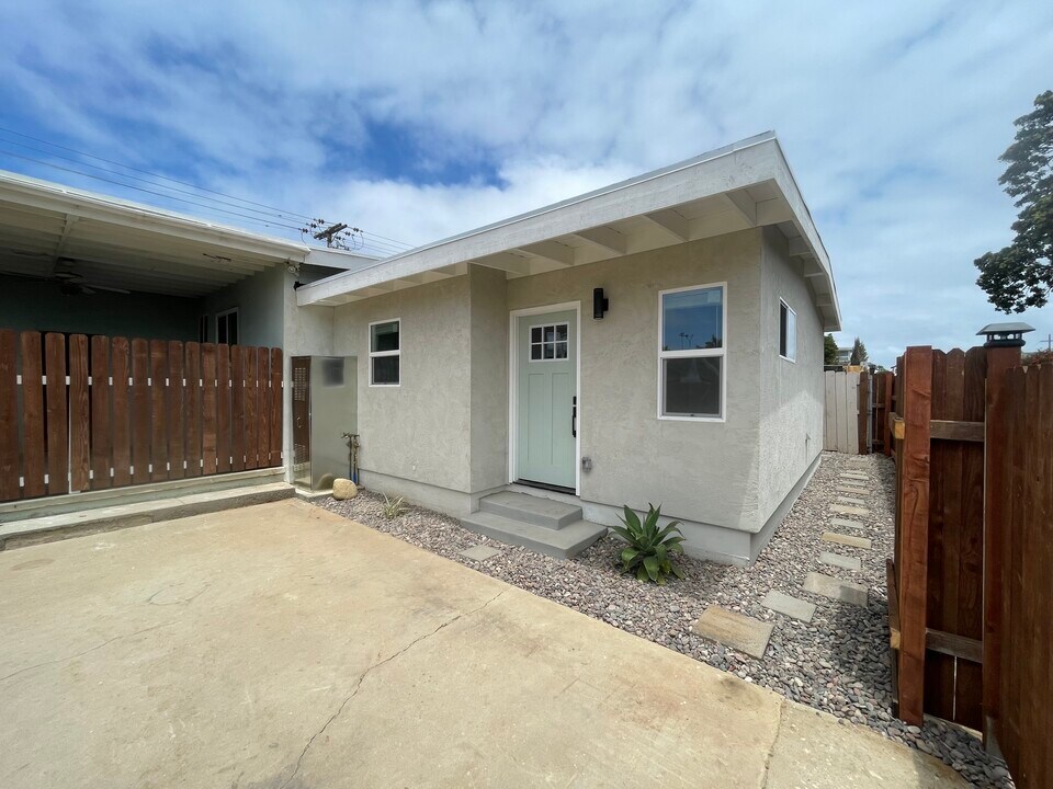 1077 Connecticut St, Unit #2 in Imperial Beach, CA - Foto de edificio