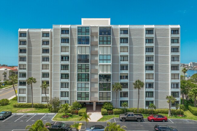 Clearwater Point in Clearwater, FL - Foto de edificio - Building Photo