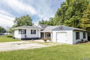 417 N John St in Mascoutah, IL - Building Photo