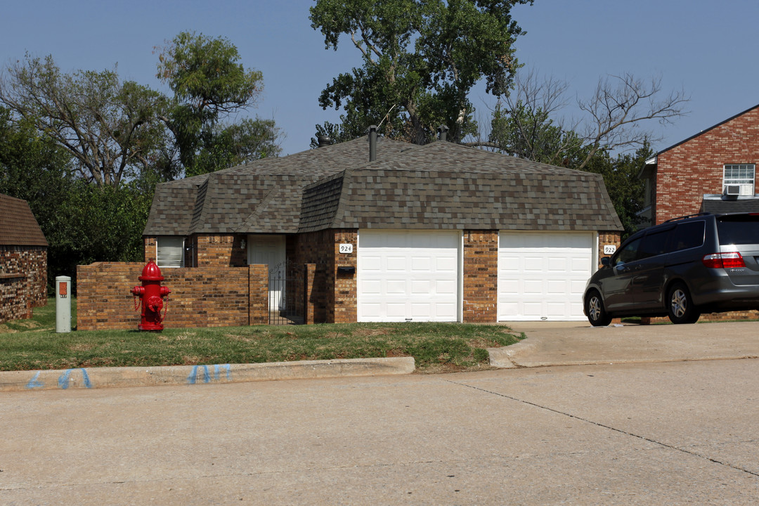 1000 Jefferson St in Edmond, OK - Building Photo