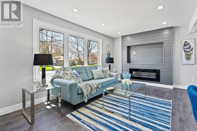 8235 Paddock Trail Dr in Niagara Falls, ON - Building Photo - Building Photo