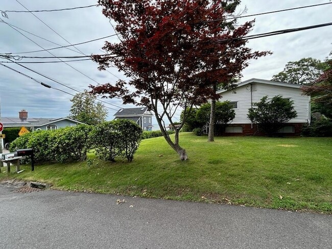 116 Shore Dr in Sound Beach, NY - Building Photo - Building Photo