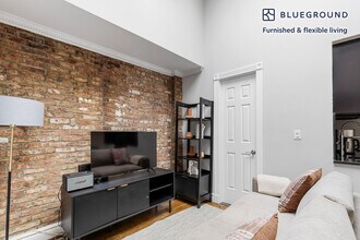 120 Christopher St in New York, NY - Building Photo - Building Photo