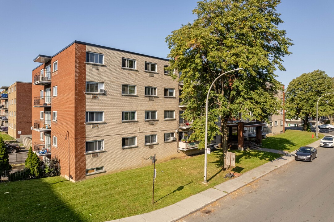 2200 Gold Rue in St. Laurent, QC - Building Photo