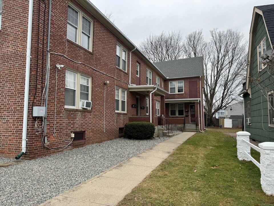 297 Park St, Unit 2FB in West Haven, CT - Building Photo