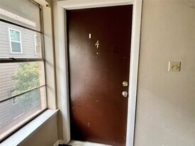1107 N Locust St, Unit 4 in Denton, TX - Building Photo