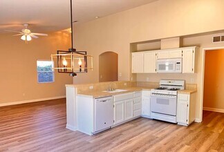 10711 Pinebrook Falls Dr in Bakersfield, CA - Building Photo - Building Photo