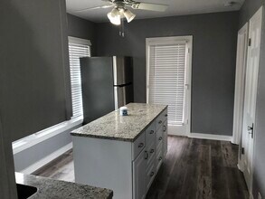 136 W Ridgewood Ct in San Antonio, TX - Foto de edificio - Building Photo