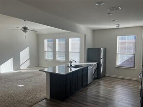 135 Morning Glory Dr in Sanger, TX - Foto de edificio - Building Photo