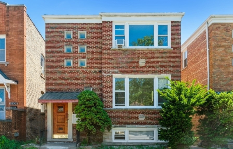 5735 W Addison St in Chicago, IL - Foto de edificio
