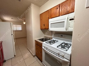 906 1/2 Carlisle Street in Colorado Springs, CO - Building Photo - Building Photo