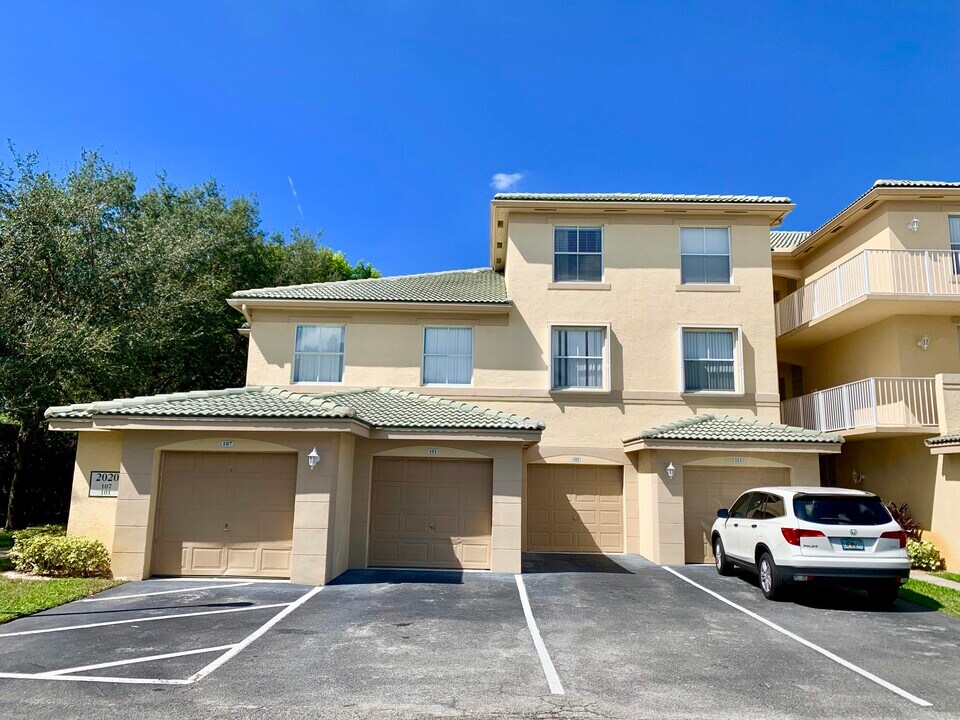 2020 Greenview Shores Blvd-Unit -101 in Wellington, FL - Building Photo