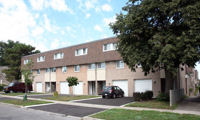 835-840 Tandridge Cres in Toronto, ON - Building Photo - Primary Photo