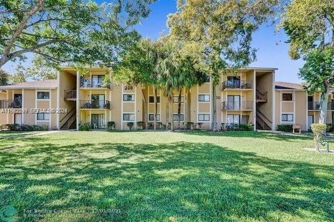 200 Palm Cir W in Pembroke Pines, FL - Building Photo - Building Photo