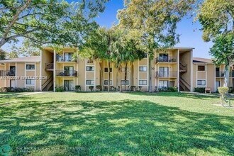200 Palm Cir W in Pembroke Pines, FL - Foto de edificio - Building Photo