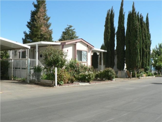 Amandako Mobile Home Park in Coalinga, CA - Building Photo