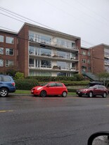 530 W Olympic Pl, Unit 309 in Seattle, WA - Building Photo